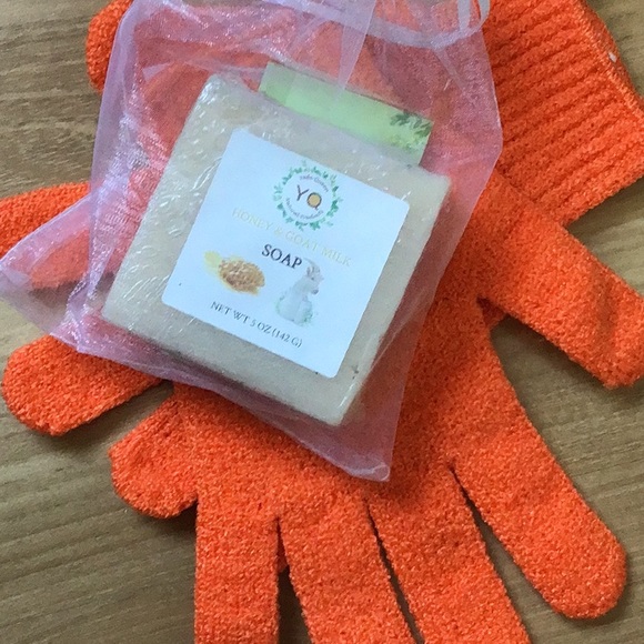 Bundle of Ex-Foliating Bath Gloves and Soap - Picture 6 of 10